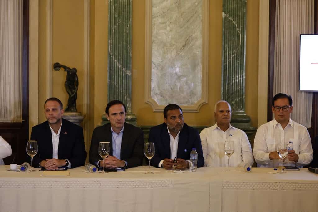 Representantes de sectores productivos durante la reunión en el Palacio Nacional.
