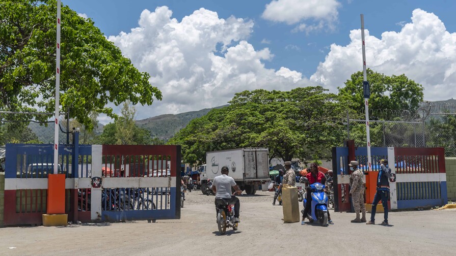 DNI entrega a la Policía Nacional a dos dominicanos buscados por asesinato que estaban prófugos en Haití DNI entrega a la Policía Nacional a dos dominicanos buscados por asesinato que estaban prófugos en Haití