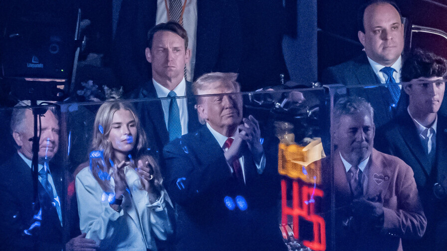 Donald Trump recibe abucheos en el Madison Square Garden durante el himno nacional
