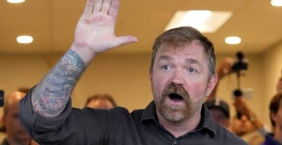 Candidato dem&oacute;crata acusado de violaci&oacute;n renuncia a carrera clave por el Senado