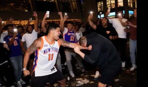 VIDEO | En medio de des&oacute;rdenes, fan&aacute;ticos de los Knicks destrozan una camiseta de Wemby