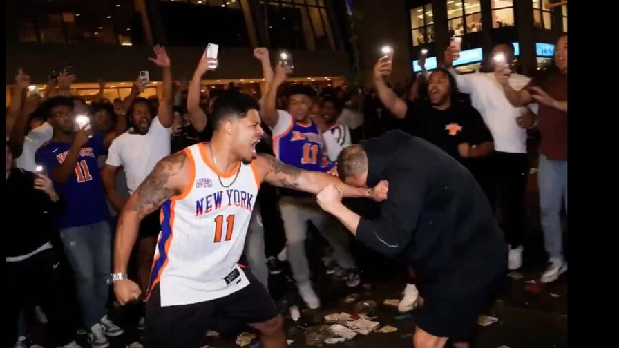 VIDEO | En medio de desórdenes, fanáticos de los Knicks destrozan una camiseta de Wemby VIDEO | En medio de desórdenes, fanáticos de los Knicks destrozan una camiseta de Wemby