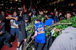 Disturbios en Bryant Park dejan arrestos, policías heridos y daños tras partido de la NBA