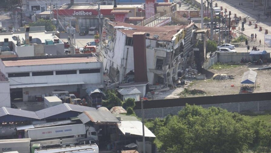 Cerca de 40 fallecidos y 4 millones de niños sin escuela por el sismo de 7.8 en Filipinas Cerca de 40 fallecidos y 4 millones de niños sin escuela por el sismo de 7.8 en Filipinas