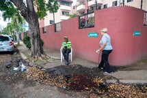 Acumulaci&oacute;n de agua y lodo convierte esquina de la Zona Universitaria en un riesgo para peatones