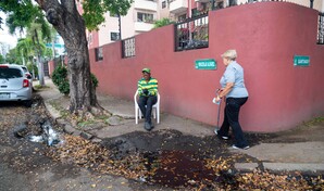 Acumulaci&oacute;n de agua y lodo convierte esquina de la Zona Universitaria en un riesgo para peatones