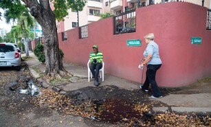 Acumulaci&oacute;n de agua y lodo convierte esquina de la Zona Universitaria en un riesgo para peatones