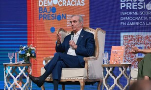 Presidente Abinader valora informe sobre democracia y resalta avances en el país