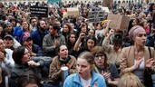 Miles de personas protestan en Francia por la lentitud judicial ante casos de pederastia