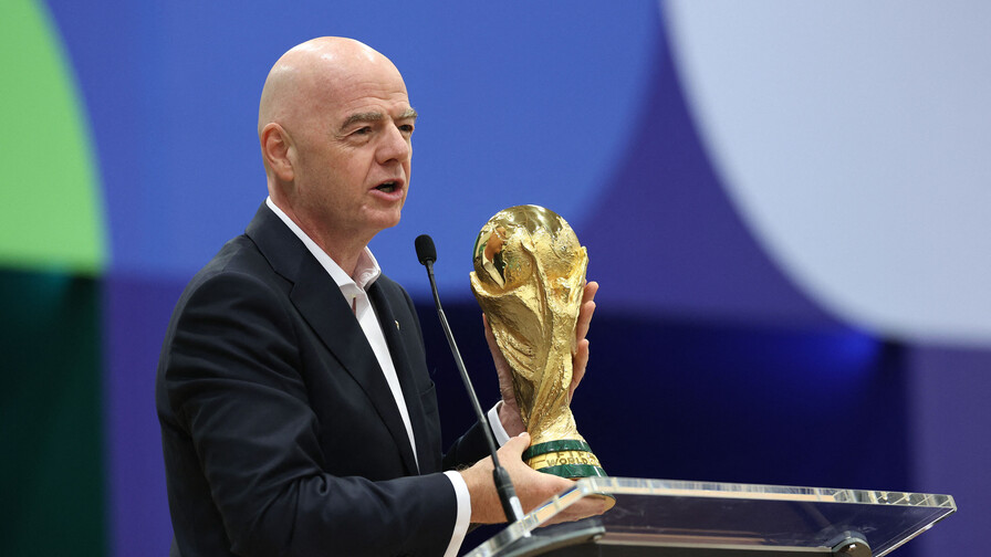 "Quizás con 64 equipos se clasifican": la irónica broma de Infantino que indigna a toda Italia "Quizás con 64 equipos se clasifican": la irónica broma de Infantino que indigna a toda Italia