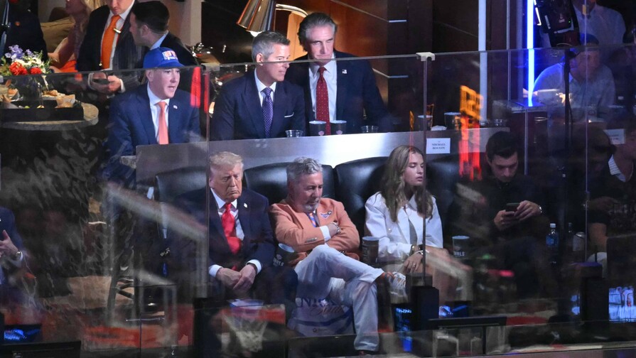 Trump abucheado en el Madison Square Garden antes del tercer juego de Finales de la NBA Trump abucheado en el Madison Square Garden antes del tercer juego de Finales de la NBA