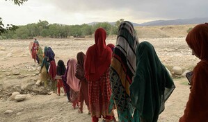 Un grupo de hombres protesta en Afganist&aacute;n contra las restricciones a las mujeres