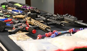 Acusan a 26 presuntos miembros de los Trinitarios de asesinatos y otros delitos en Massachusetts
