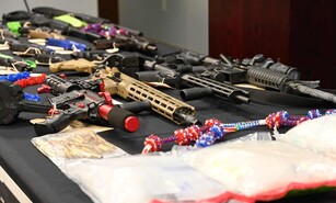 Acusan a 26 presuntos miembros de los Trinitarios de asesinatos y otros delitos en Massachusetts