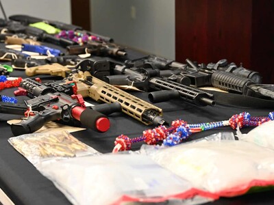 Acusan a 26 presuntos miembros de los Trinitarios en Massachusetts