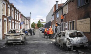 Un apu&ntilde;alamiento en Belfast reaviva las tensiones raciales en el Reino Unido
