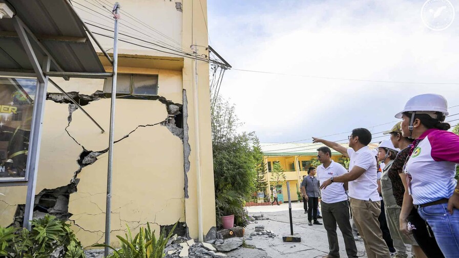 Filipinas eleva a 45 los fallecidos y a 17 los desaparecidos tras el terremoto de 7.8 Filipinas eleva a 45 los fallecidos y a 17 los desaparecidos tras el terremoto de 7.8
