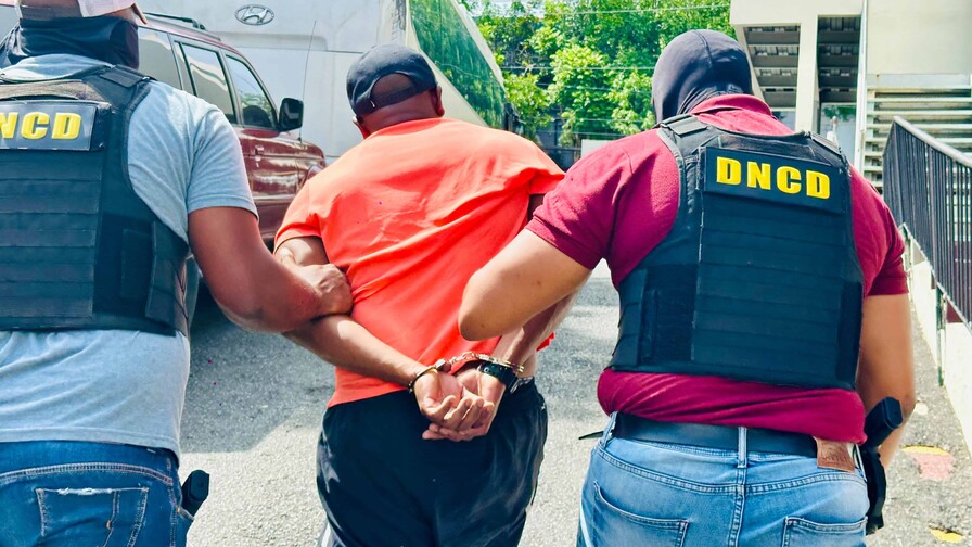 Arrestan a hombre vinculado al decomiso de 10 paquetes de cocaína en Boca Chica Arrestan a hombre vinculado al decomiso de 10 paquetes de cocaína en Boca Chica