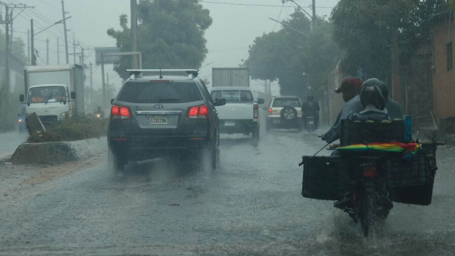 Aguaceros continuar&aacute;n este jueves por incidencia de onda tropical y vaguada