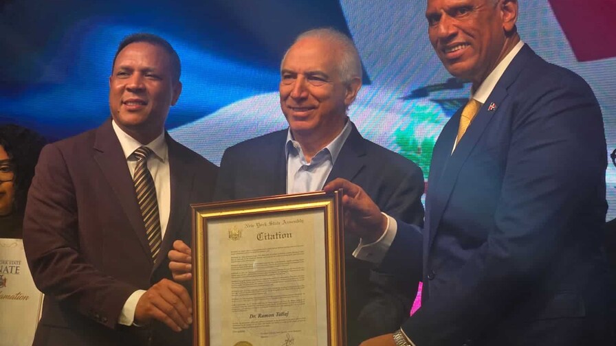 Cónsul dominicano en Nueva York reconoce trayectoria del doctor Ramón Tallaj Cónsul dominicano en Nueva York reconoce trayectoria del doctor Ramón Tallaj