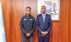 El árbitro vetado por Estados Unidos es recibido como un héroe a su regreso a Somalia