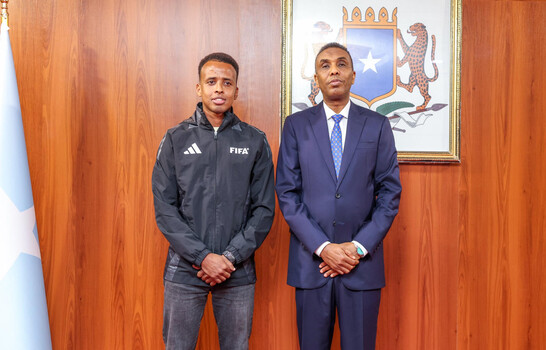 El &aacute;rbitro vetado por Estados Unidos es recibido como un h&eacute;roe a su regreso a Somalia