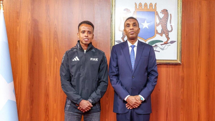 El árbitro vetado por Estados Unidos es recibido como un héroe a su regreso a Somalia El árbitro vetado por Estados Unidos es recibido como un héroe a su regreso a Somalia