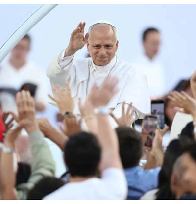El papa Le&oacute;n XIV conquista a los j&oacute;venes espa&ntilde;oles con gui&ntilde;os a Bad Bunny, el "Six-Seven" y la IA