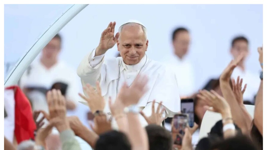El papa León XIV conquista a los jóvenes españoles con guiños a Bad Bunny, el “Six-Seven” y la IA