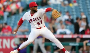 Walbert Ure&ntilde;a domina en victoria por paliza de los Angels sobre los Yankees