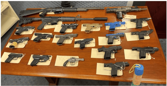 Armas de fuego y drogas presuntamente incautadas a miembros y asociados de la pandilla Trinitarios.<br>