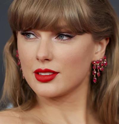 Taylor Swift sorprende en el preestreno de Toy Story 5 con su actuaci&oacute;n en vivo