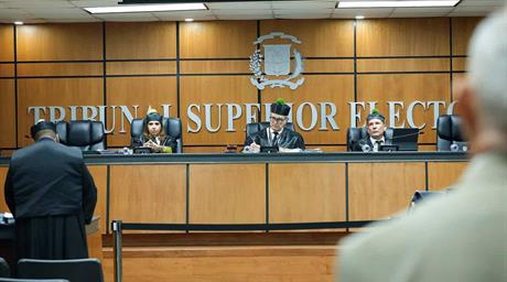 La JCE defiende a capa y espada el veto de encuestas