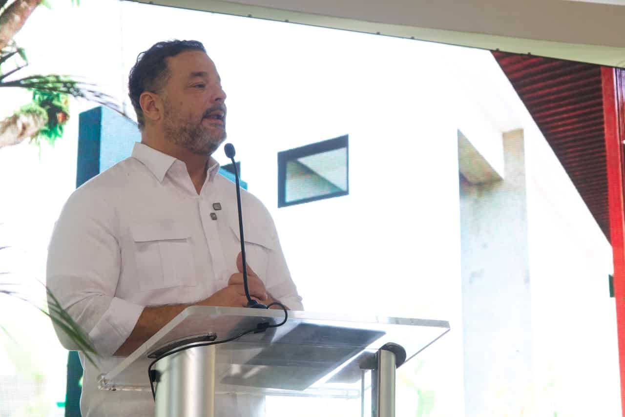 El ministro de Medio Ambiente, Paino Henríquez, mientras encabeza la inauguración de la primera fase de remozamiento del Jardín Botánico este 10 de junio de 2026.