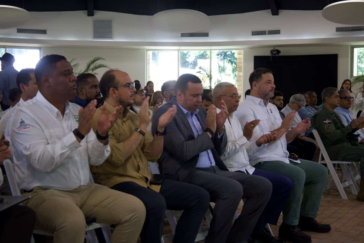 Asistentes a la inauguración de la primera fase de remozamiento del Jardín Botánico este 10 de junio de 2026.