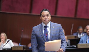 En plena sesi&oacute;n, diputado de Pedernales renuncia al partido Fuerza del Pueblo