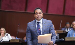 En plena sesi&oacute;n, diputado de Pedernales renuncia al partido Fuerza del Pueblo