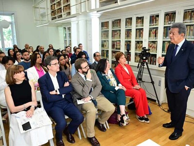 Leonel Fernández sostiene encuentro con estudiantes en Madrid
