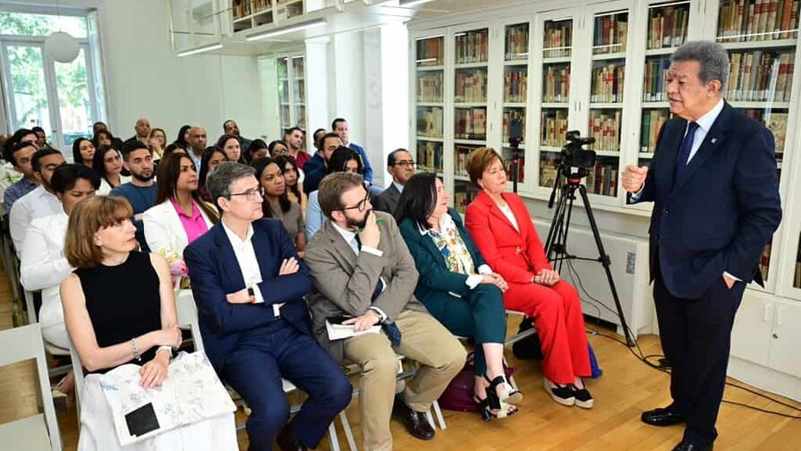 Leonel Fernández sostiene encuentro en Madrid con estudiantes, en su mayoría dominicanos Leonel Fernández sostiene encuentro en Madrid con estudiantes, en su mayoría dominicanos