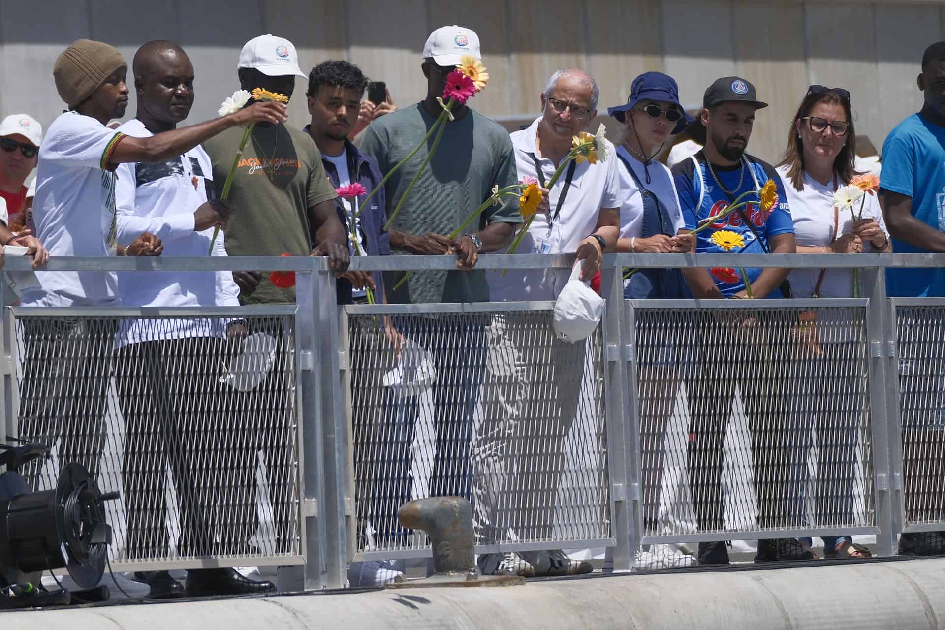  Asistentes lanzan flores al mar en recuerdo de los migrantes muertos en la traves&iacute;a durante el encuentro que el papa Le&oacute;n XIV ha mantenido con m&aacute;s de un millar de inmigrantes de &Aacute;frica, Am&eacute;rica Latina y con representantes de las principales instituciones y organizaciones sociales que trabajan en los servicios de rescate, acogida e integraci&oacute;n en el muelle de Arguinegu&iacute;n, en la isla de Gran Canaria, este jueves, en el sexto d&iacute;a de su viaje a Espa&ntilde;a.