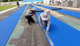 &iexcl;Es un hecho! Se inicia la instalaci&oacute;n de la pista del Estadio Ol&iacute;mpico F&eacute;lix S&aacute;nchez