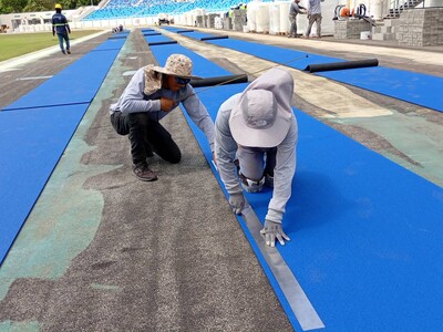 Comienzan a instalar pista del Estadio Olímpico Félix Sánche