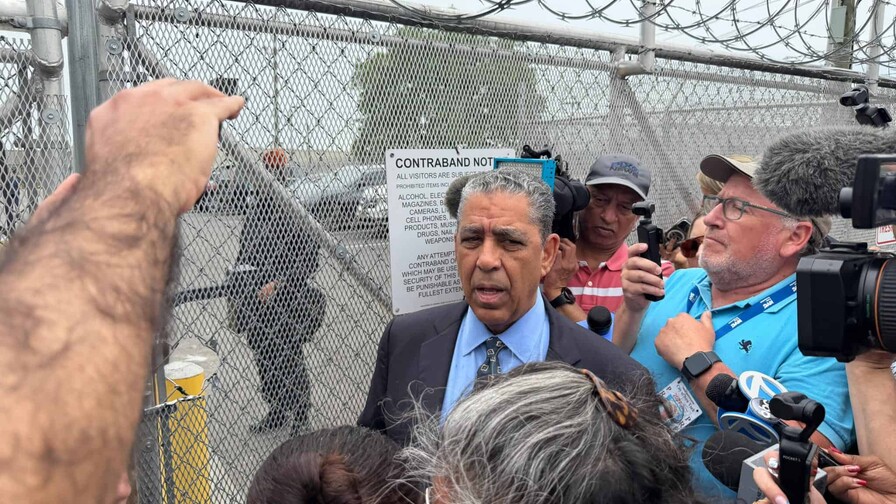 Espaillat critica aumento de fondos para ICE; afirma que no hará la vista gorda ante la corrupción Espaillat critica aumento de fondos para ICE; afirma que no hará la vista gorda ante la corrupción