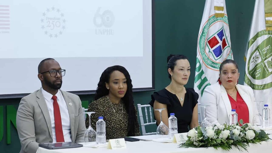 Embajada de EE. UU. y la Unphu lanzan proyecto para reducir la brecha digital en RD Embajada de EE. UU. y la Unphu lanzan proyecto para reducir la brecha digital en RD