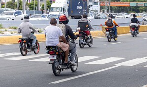 Pasajeros de motocicletas incumplen uso obligatorio del casco