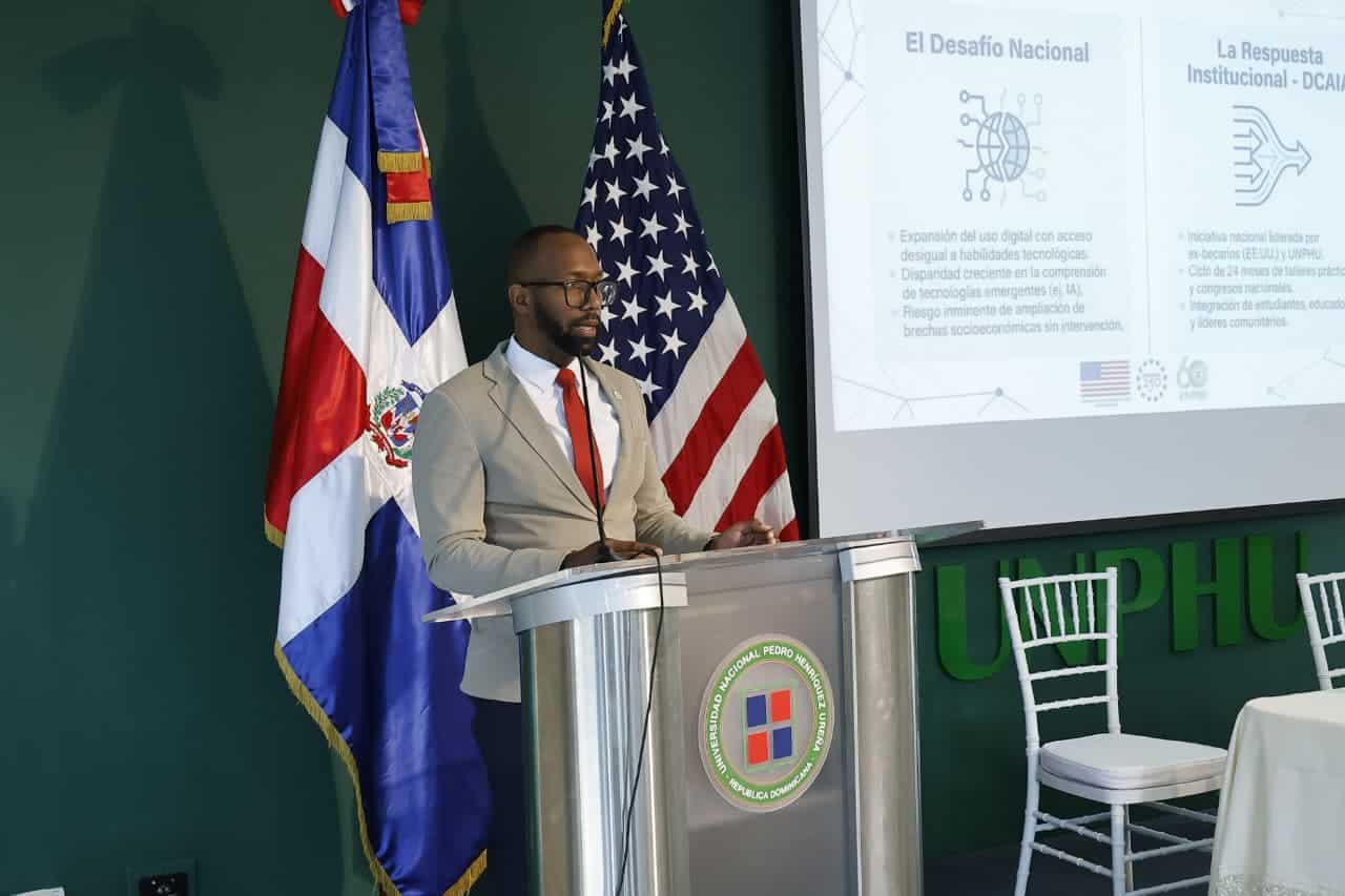 Héctor Antonio Santillán, director de la Escuela de Informática de la Unphu.