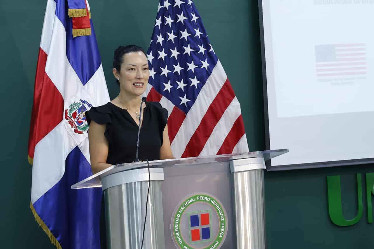 Chelsia Hetrick, Consejera de diplomacia publica de la embajada.