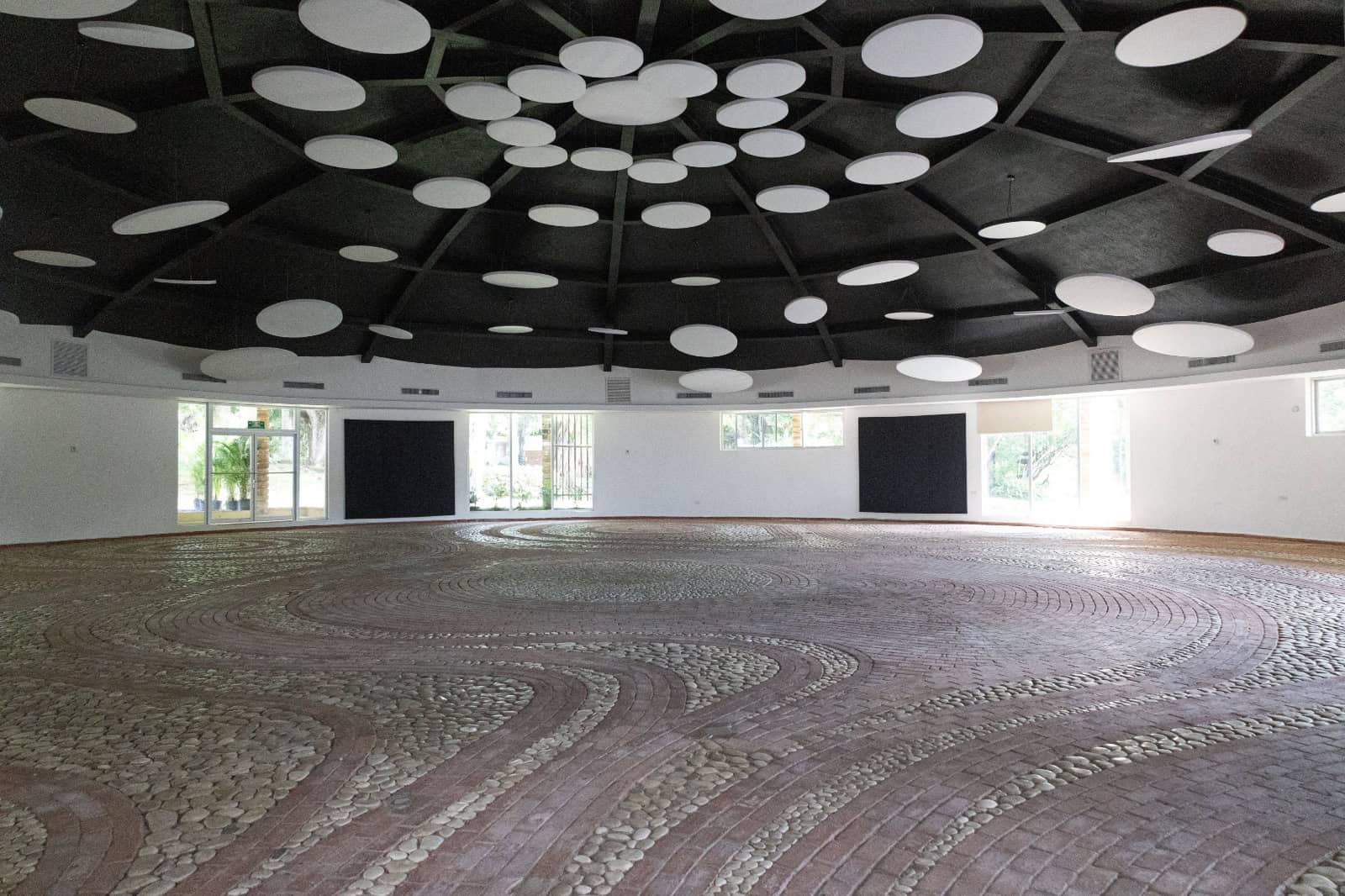 Domus grande por dentro, con paneles acústicos ya incorporados.