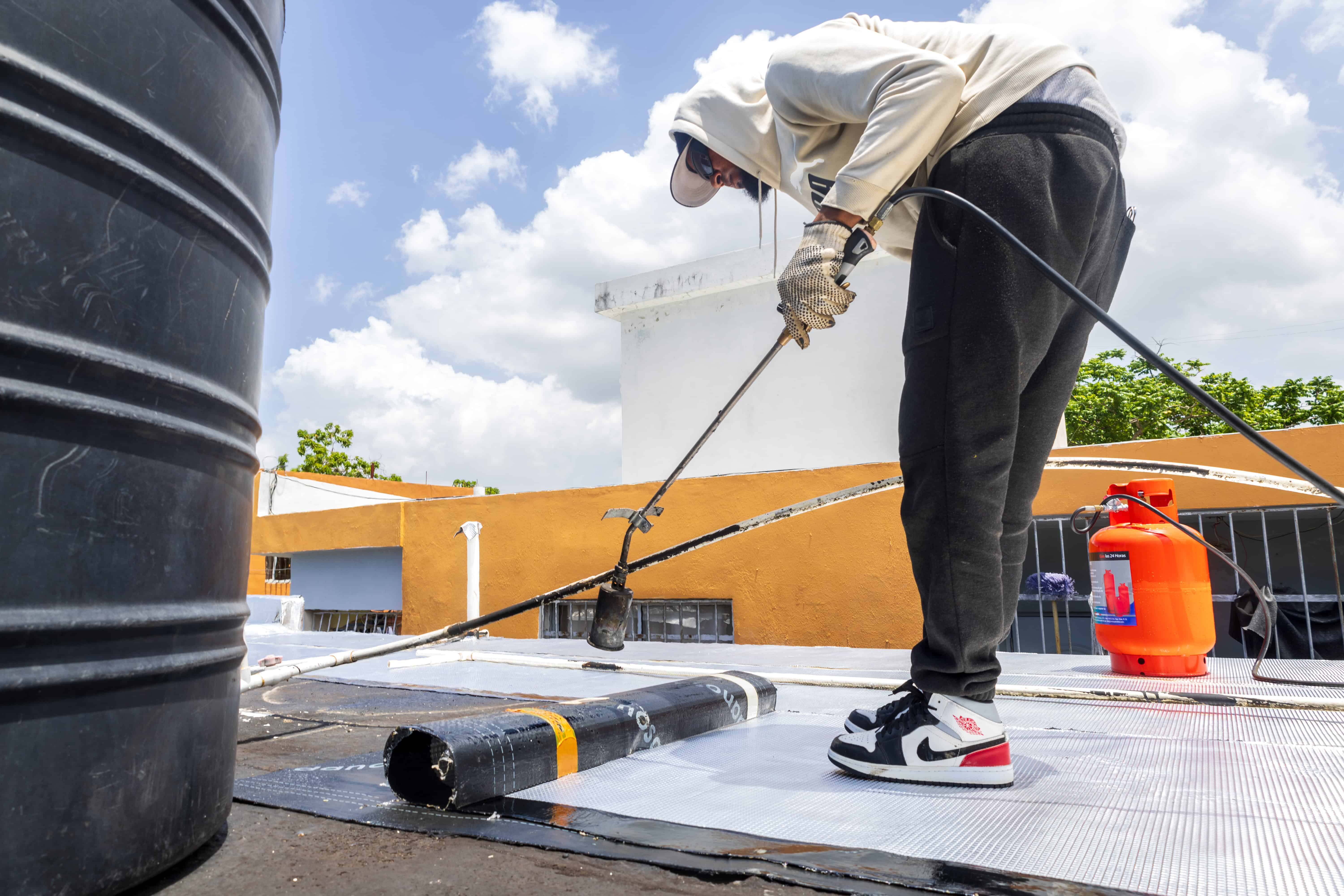 Personal de Caba Roofing en una obra residencial en la Urbanización Ana Teresa Balaguer.