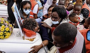 El dolor marca el funeral por las 16 ni&ntilde;as muertas en el incendio de una escuela en Kenia